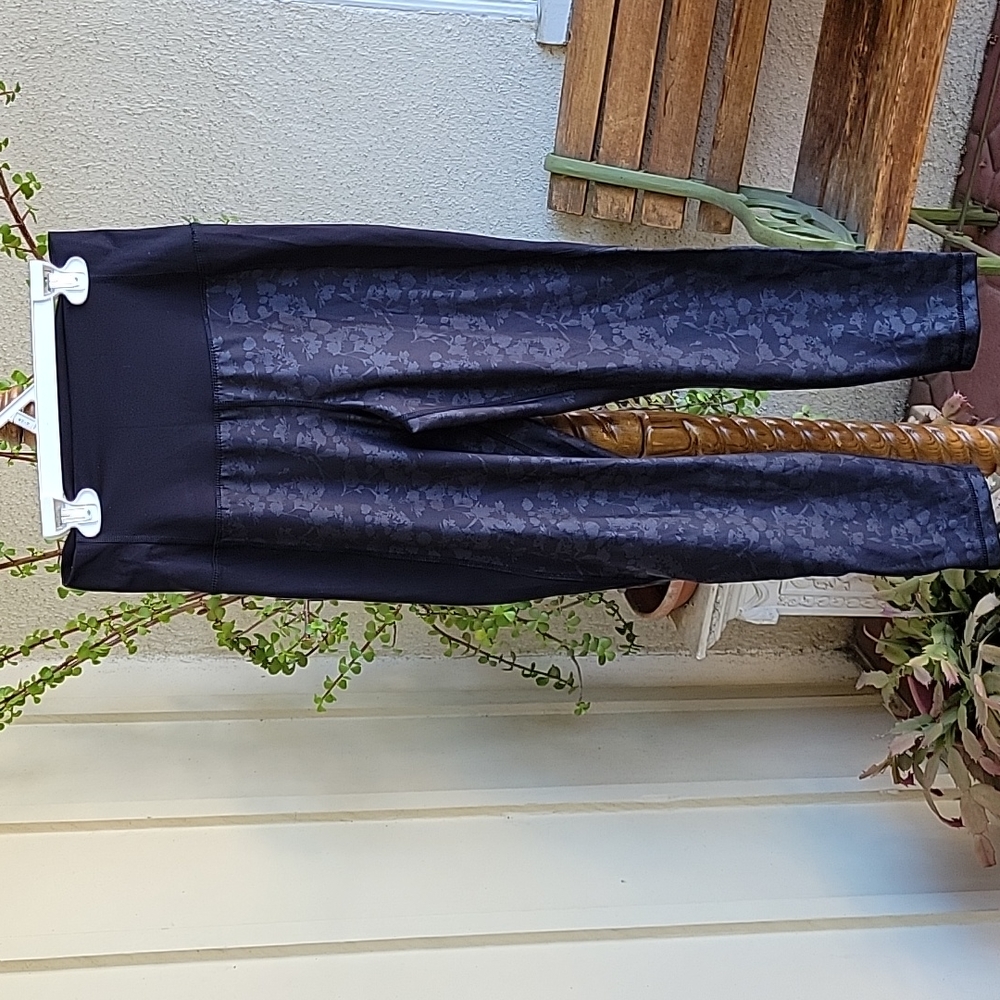 90 degtees black leggings. Size L. Very good condition.